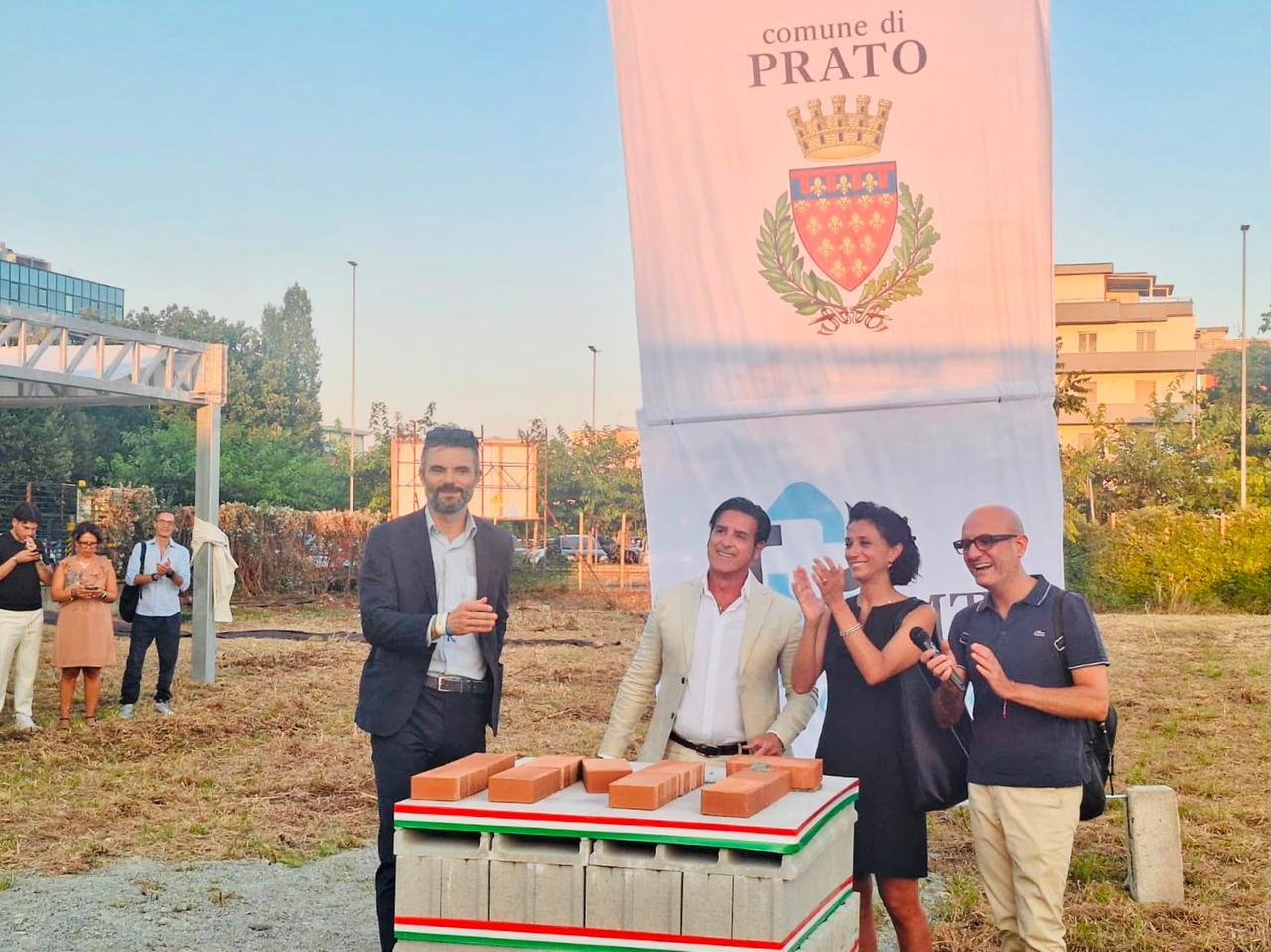 
	La posa della prima pietra col sindaco Matteo Biffoni

