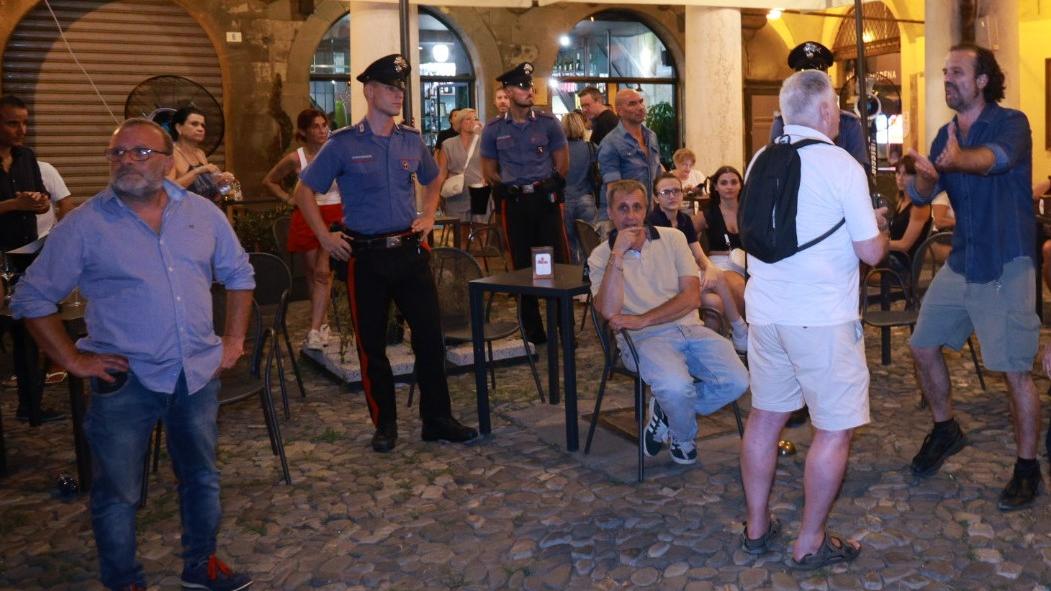 Luca Signorelli contestato durante la fiaccolata