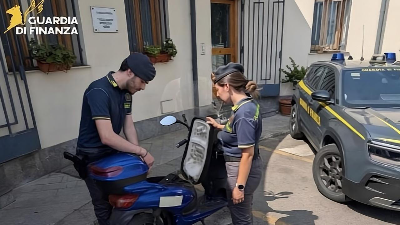 Scooter illegali venduti come bici elettriche, maxi sequestro della Guardia di finanza in tutta Italia: coinvolta anche la Sardegna