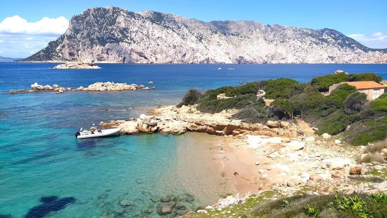 Malore in spiaggia, muore una donna in Gallura