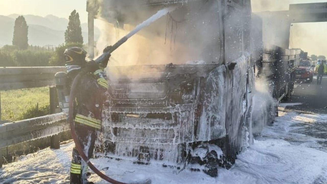 Paura sulla A12, camion con blocco di marmo avvolto dalle fiamme: traffico in tilt per ore