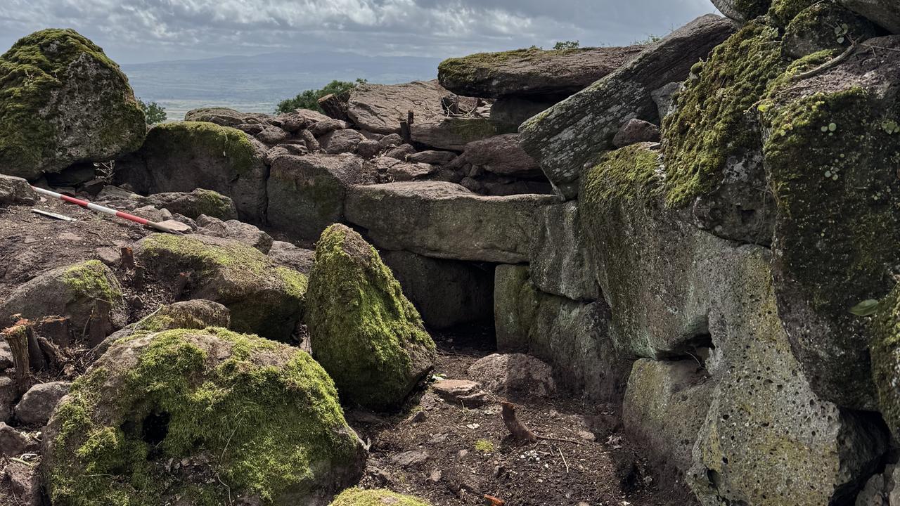 Dagli scavi riemerge una tomba dei giganti: nuova straordinaria scoperta archeologica in Sardegna