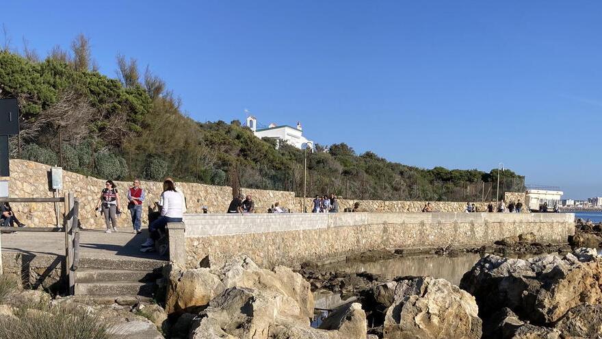 Una veduta del lungomare in una foto d'archivio