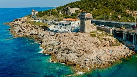 Una veduta aerea della Torre di Calafuria (foto Marc Saylon)