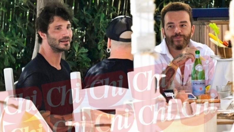 Sanremo 2027, l’edizione targata De Martino nasce in Sardegna: il pranzo con Salmo e i big sul palco – Le foto su “Chi”
