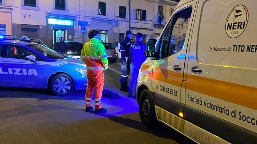Livorno, lo raggiunge in Terrazza Mascagni e lo accoltella alla schiena: preso<br>