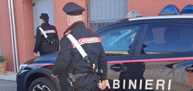 Aggredito per aver richiamato due giovani che sfrecciavano sotto i portici, denunciato un minorenne
