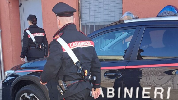 Aggredito per aver richiamato due giovani che sfrecciavano sotto i portici