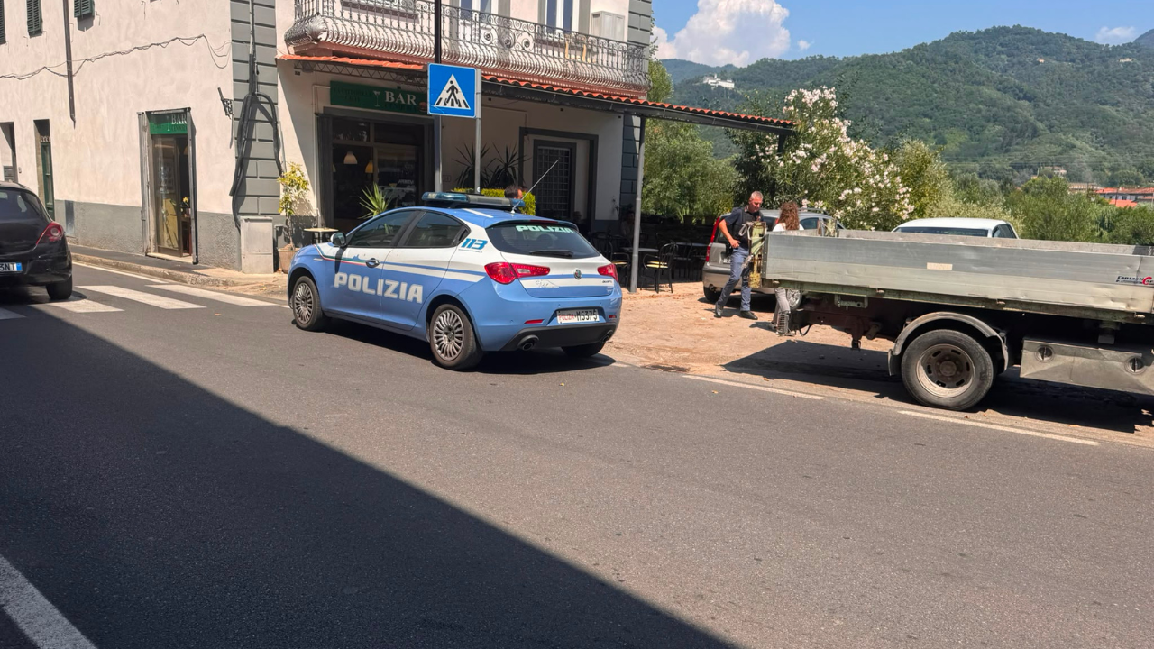 La volante di Polizia che notifica l'ordinanza di chiusura