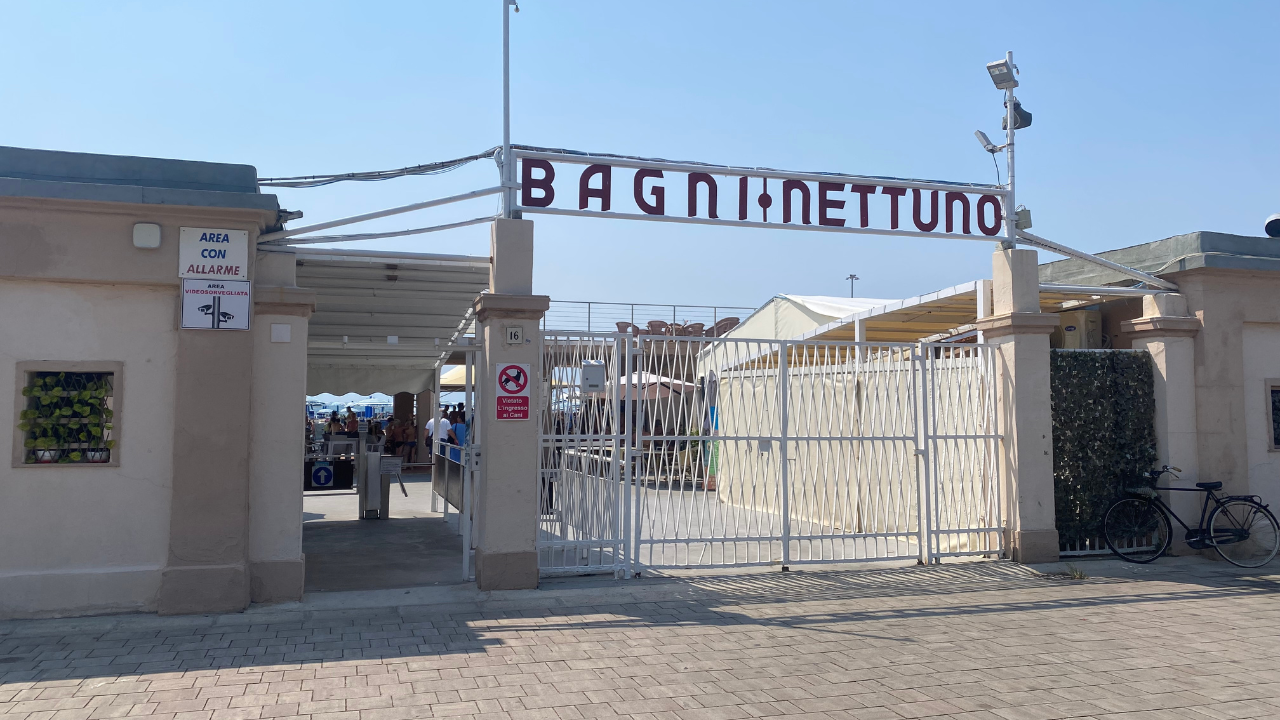 
	L'ingresso di Bagni Nettuno a Livorno


