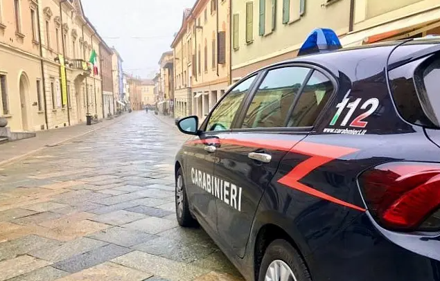 Rissa fuori da un locale a Scandiano: pugni, morsi e un gancio traino, denunciati tre giovani