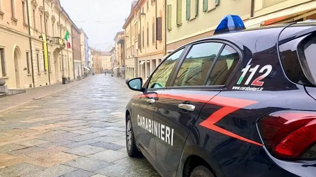 Rissa fuori da un locale a Scandiano: pugni, morsi e un gancio traino, denunciati tre giovani