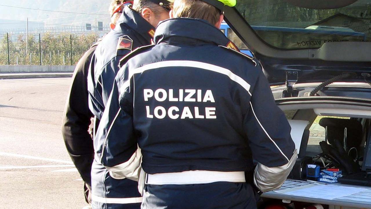 Prima disturba i turisti, poi sputa e colpisce gli agenti della polizia locale: arrestato