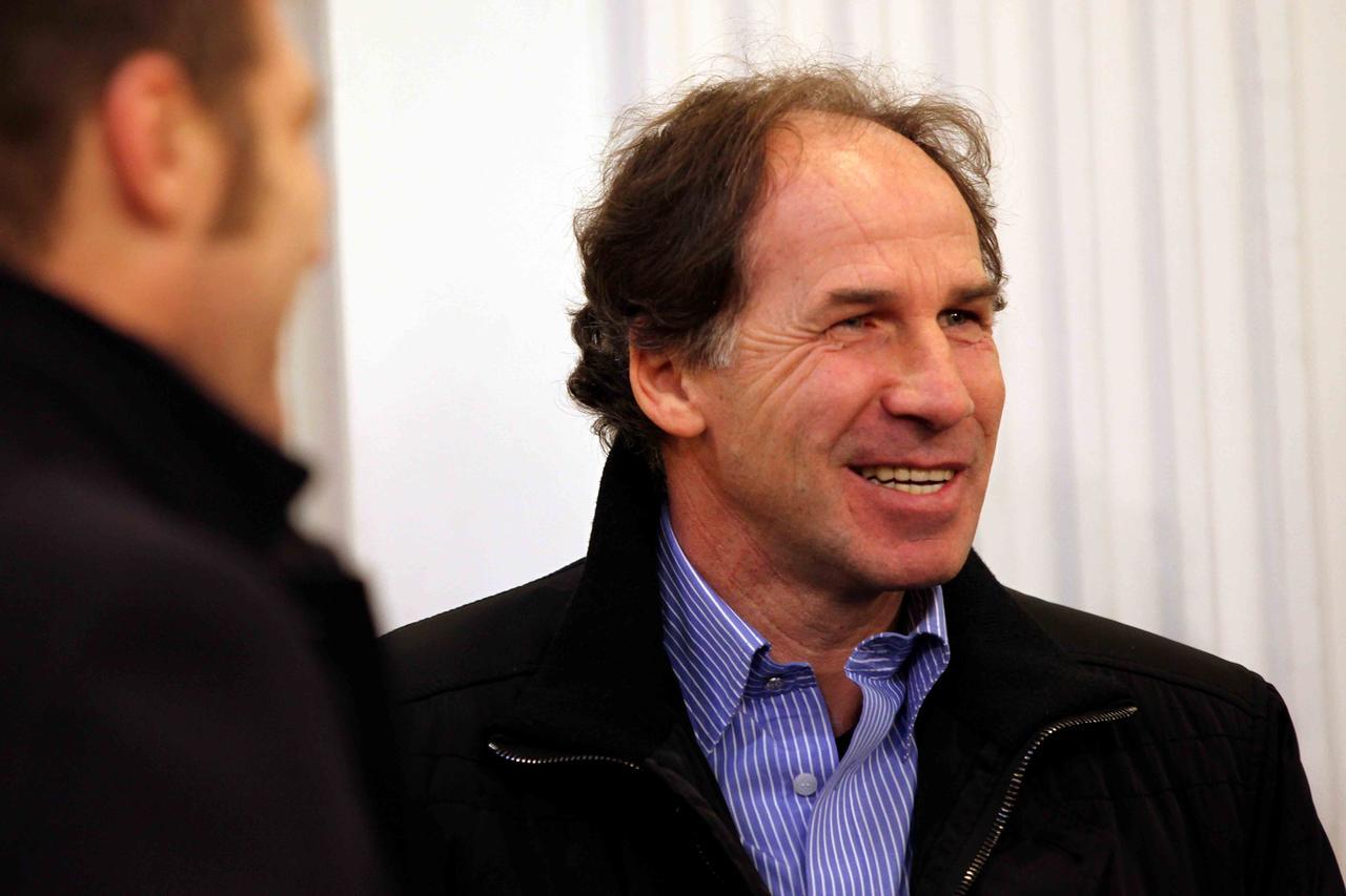 I funerali di Franco Baresi nella basilica di Sant’Ambrogio: il minuto di silenzio del Milan commuove i tifosi – VIDEO
