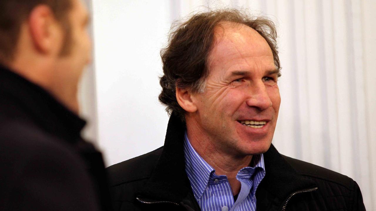 I funerali di Franco Baresi nella basilica di Sant’Ambrogio: il minuto di silenzio del Milan commuove i tifosi – VIDEO
