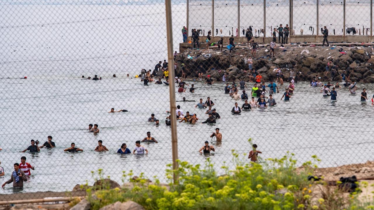 Crisi dei migranti Ceuta, i morti salgono a 41: oltre 50mila gli ingressi irregolari