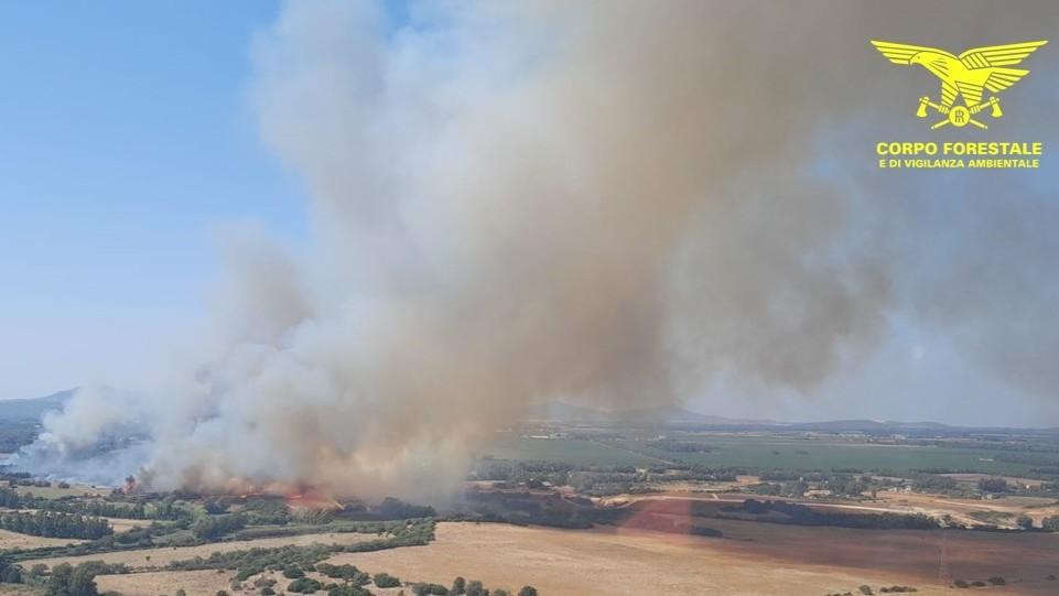 Inferno di fuoco nell’isola, tre maxi roghi bruciano centinaia di ettari di terra: incendi ad Alghero, in Gallura e nel Cagliaritano