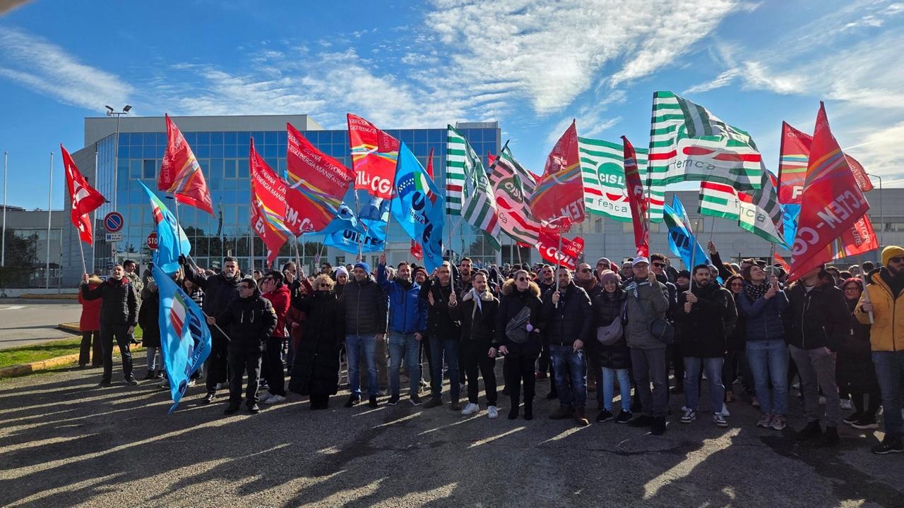 La protesta davanti ai cancelli della Gambro-Vantive