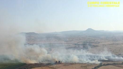 Incendi, l’isola non trova pace: un grosso rogo divampa nel territorio di Ozieri, in azione un elicottero
