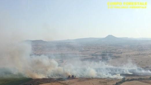 Incendi, l’isola non trova pace: un grosso rogo divampa nel territorio di Ozieri, in azione un elicottero