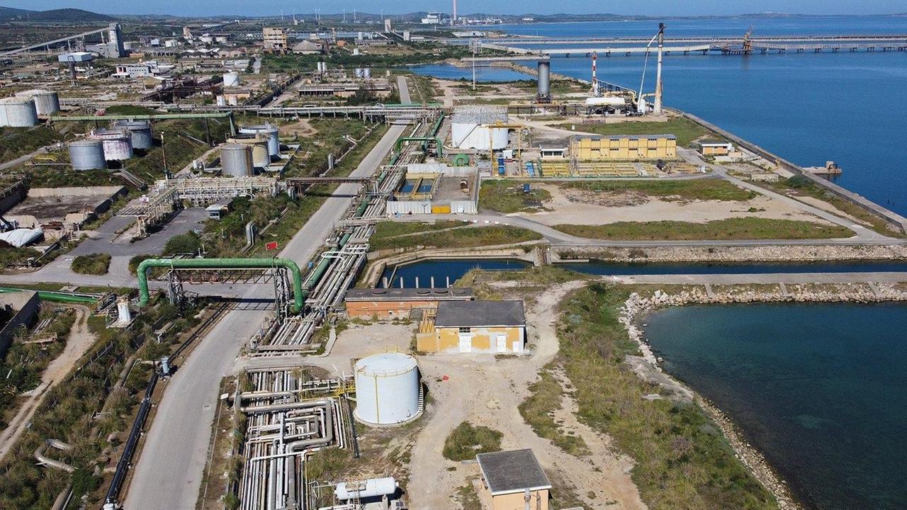 Versalis, il sito di Porto Torres sparisce dal piano industriale. I sindacati: «Futuro incerto per migliaia di lavoratori»