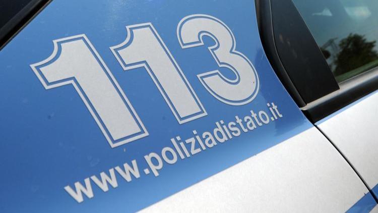 Uccide la madre a coltellate: fermato il figlio