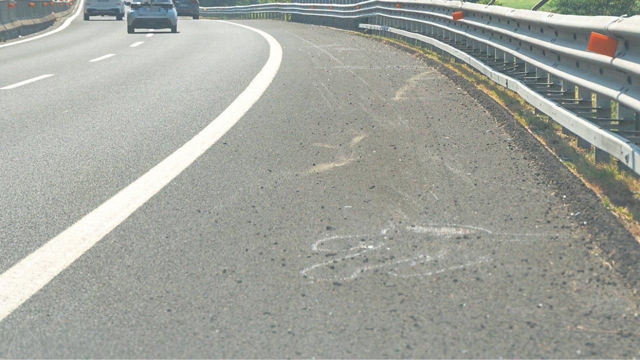 Lucca, scooter contro auto in A11: muore una 28enne, gravemente ferito il conducente. Nello schianto coinvolto anche un camper