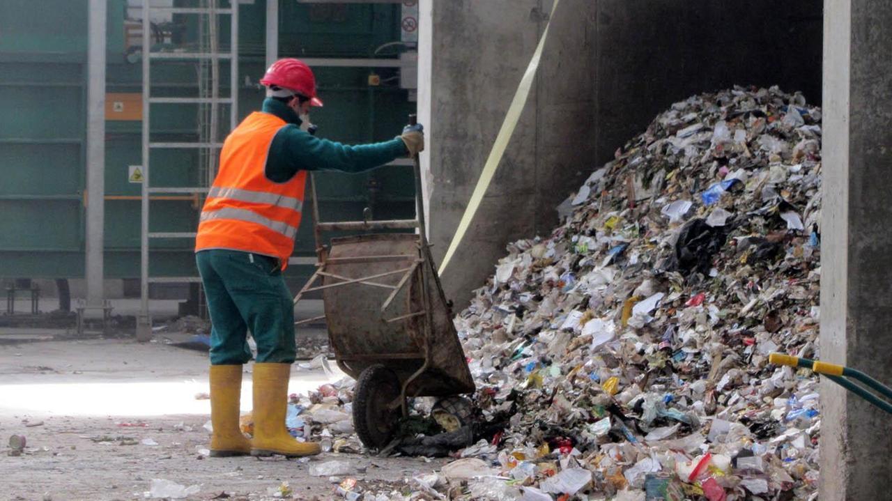 Caos rifiuti in Sardegna, gli impianti sono saturi: l’isola rischia lo stop della raccolta della plastica