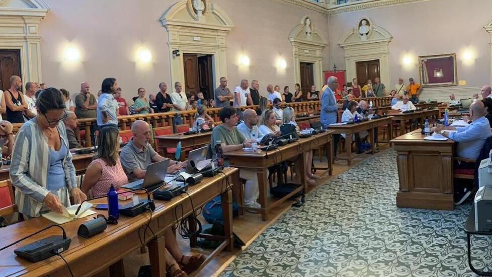 Livorno, arrivano cartellini rossi per i consiglieri. E in aula si deve dire “assessora”