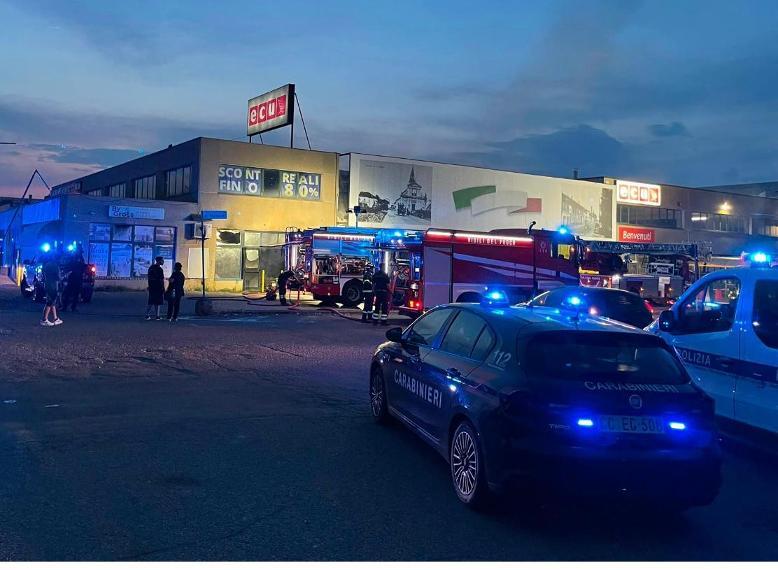 A fuoco il negozio Supergross a Calerno