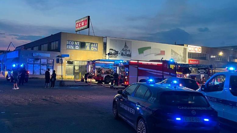 A fuoco il negozio Supergross a Calerno