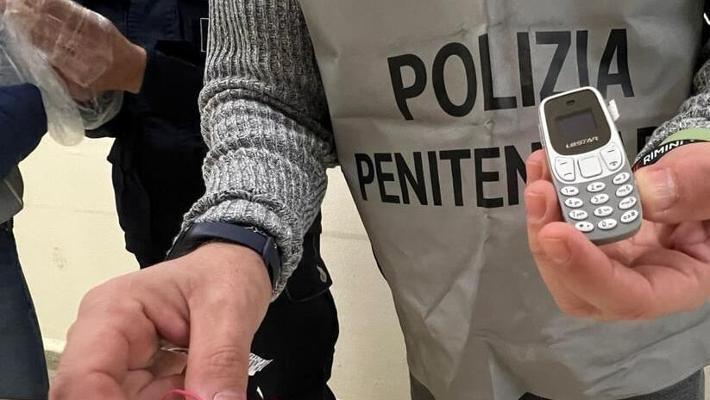 Prato, detenuto sorpreso mentre telefona dalla sua cella