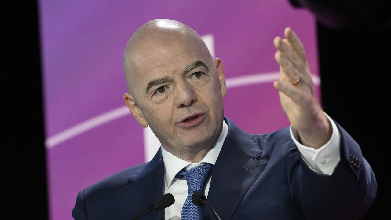 Infantino fa un passo indietro, la Fifa rinuncia alla vendita dei diritti commerciali del Mondiale ai fondi privati