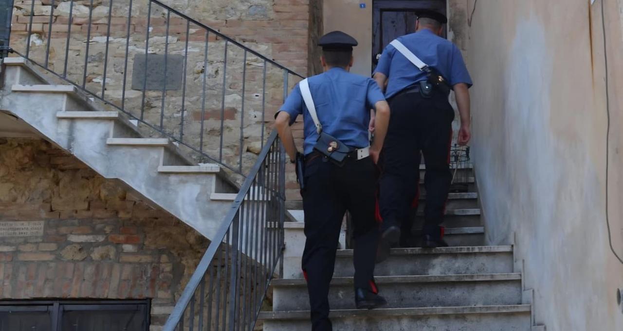 I carabinieri intervengono per sedare una lite, ma in casa trovano munizioni illegali: cosa è successo