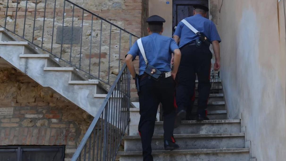 I carabinieri intervengono per sedare una lite, ma in casa trovano munizioni illegali: cosa è successo