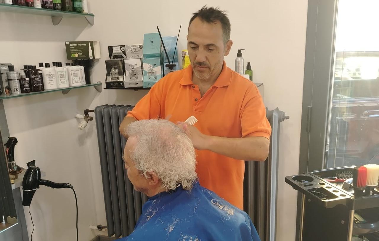 
	Il barbiere Armando Di Napoli nel suo salone a Modena

