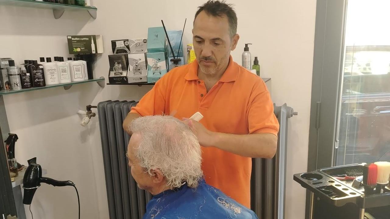Il barbiere Armando Di Napoli nel suo salone a Modena