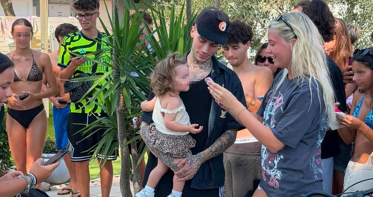 Tony Boy a sorpresa al Lido di Spina: bagno di folla al Marysol