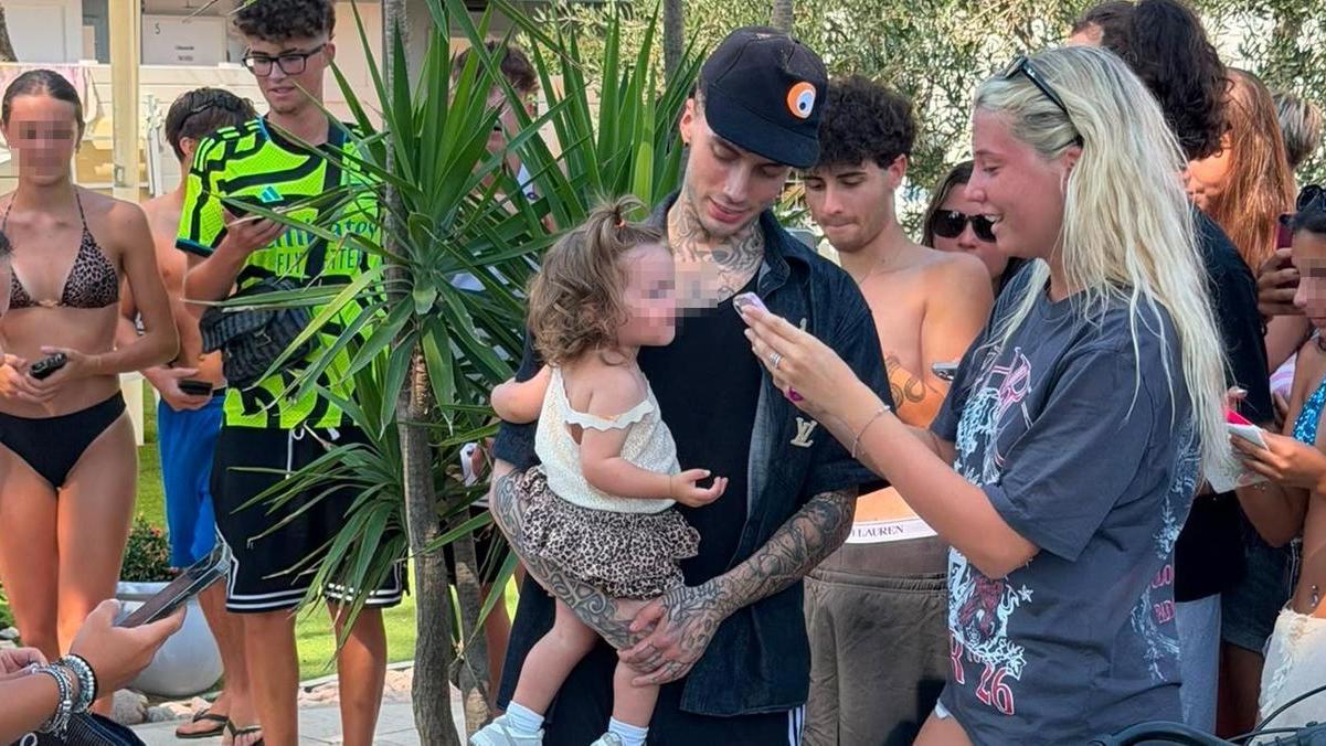 Tony Boy a sorpresa al Lido di Spina: bagno di folla al Marysol