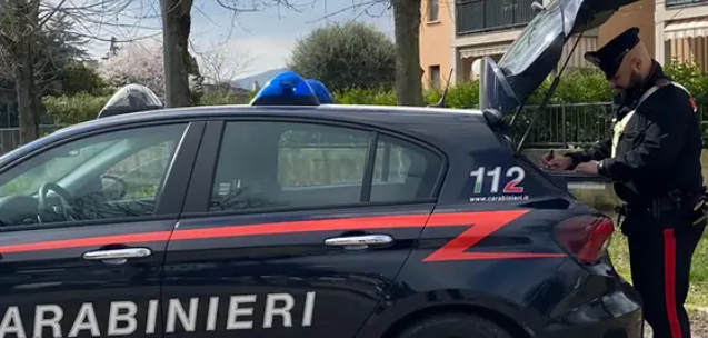 Minacce, insulti e rumori a tutte le ore: 68enne arrestata per lo stalking nei confronti delle vicine di casa