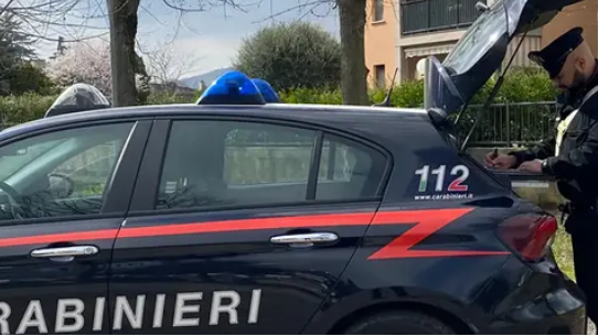 Minacce, insulti e rumori a tutte le ore: 68enne arrestata per lo stalking nei confronti delle vicine di casa
