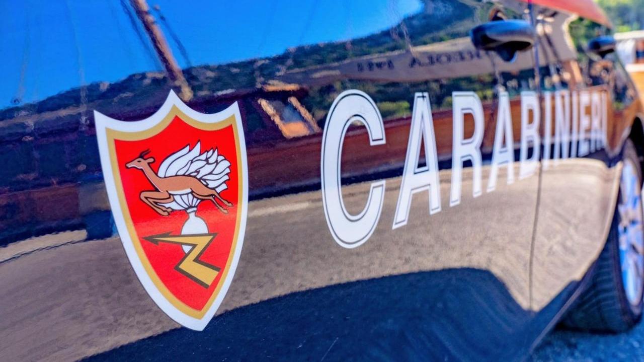 Mistero in hotel: musicista trovato morto in camera, collega salvata in extremis per intossicazione