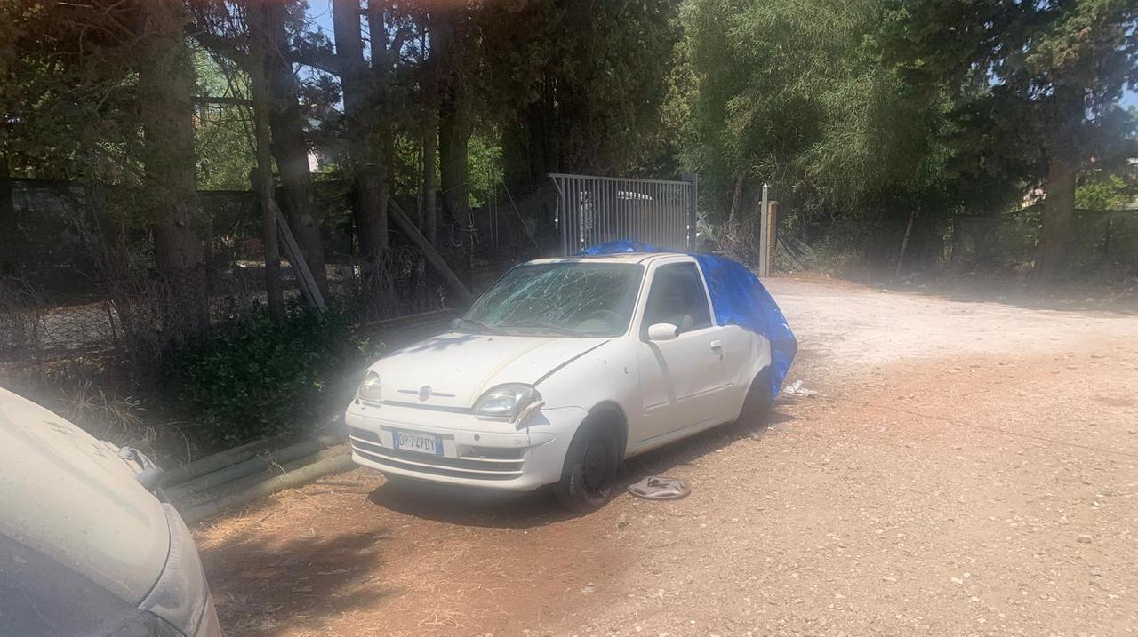 Attentato nella notte, bomba sotto l’auto di una ragazza: cosa sappiamo
