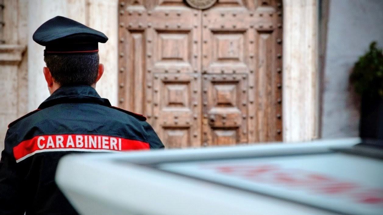 In casa aveva marijuana e piante di cannabis alte un metro e mezzo, denunciato