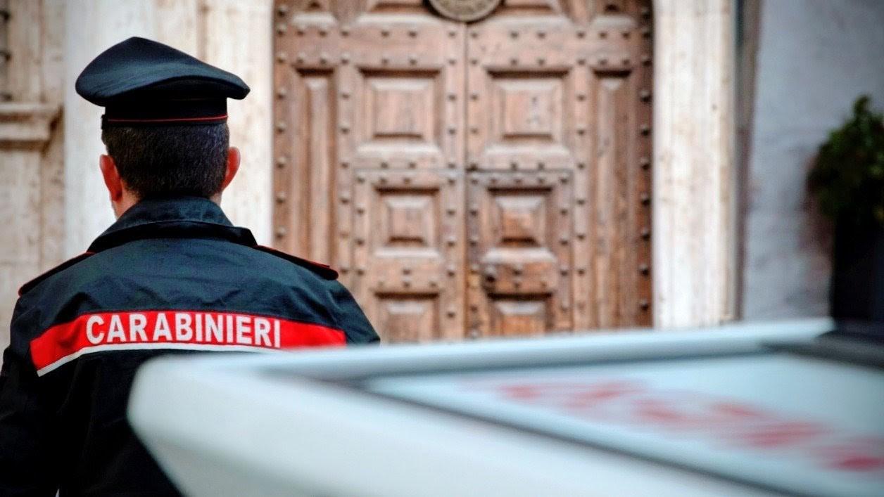 In casa aveva marijuana e piante di cannabis alte un metro e mezzo, denunciato