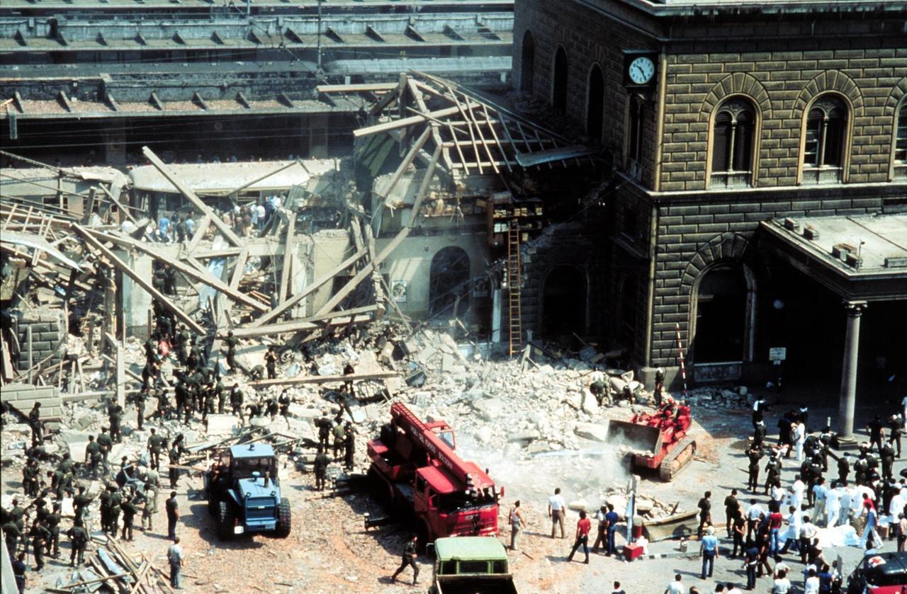 Strage di Bologna, l’appello dei figli di Balugani e Scolari: «Il Comune sostenga una ricerca sulla strategia della tensione a Reggio Emilia»