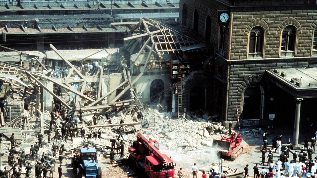 Strage di Bologna, l’appello dei figli di Balugani e Scolari: «Il Comune sostenga una ricerca sulla strategia della tensione a Reggio Emilia»