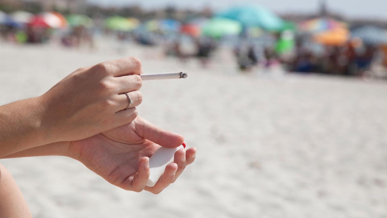 Niente fumo, tende e sacchi a pelo: multe in spiaggia a San Teodoro