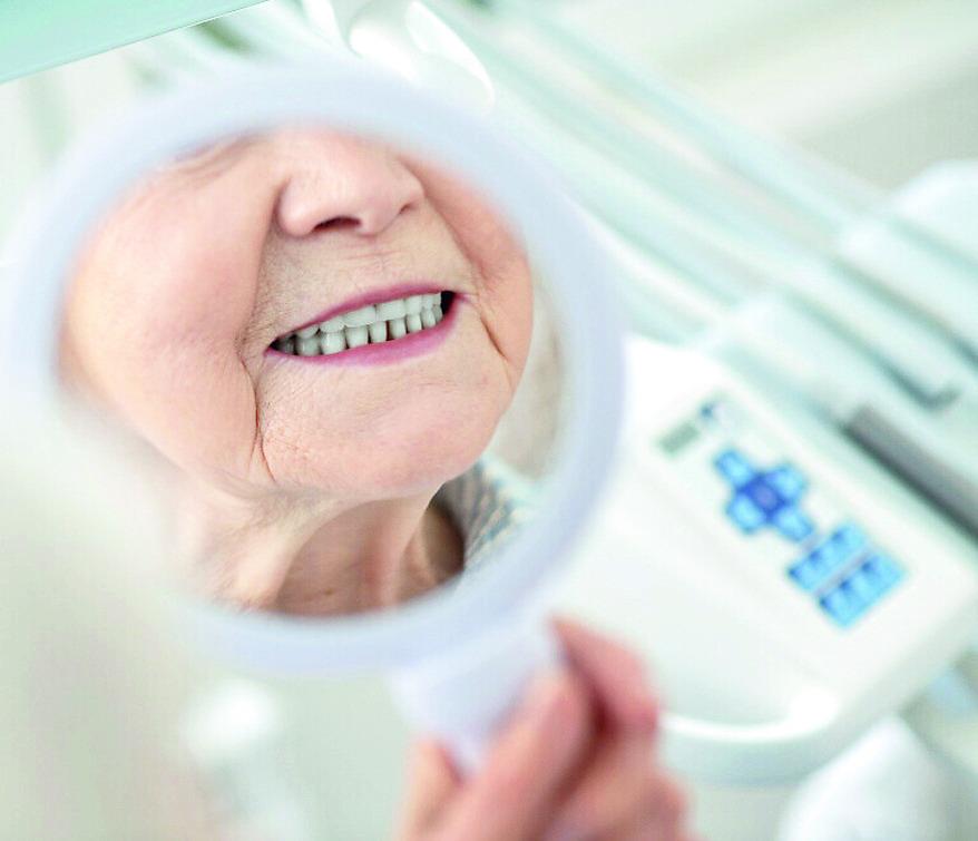 Le estraggono tutti i denti e sbagliano gli impianti: non riesce più a masticare, pensionata risarcita con 35mila euro