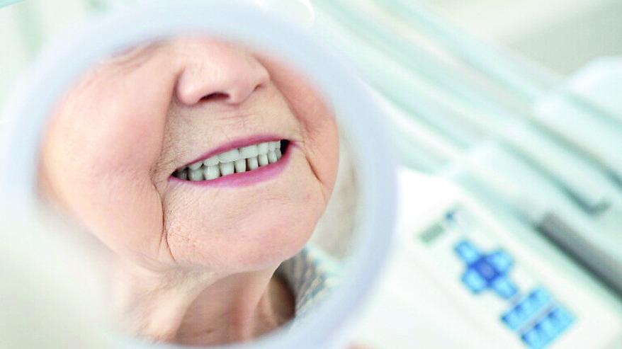 Le estraggono tutti i denti e sbagliano gli impianti: non riesce più a masticare, pensionata risarcita con 35mila euro